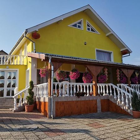 Stars Livezeni Hotel Ivanesti Екстериор снимка