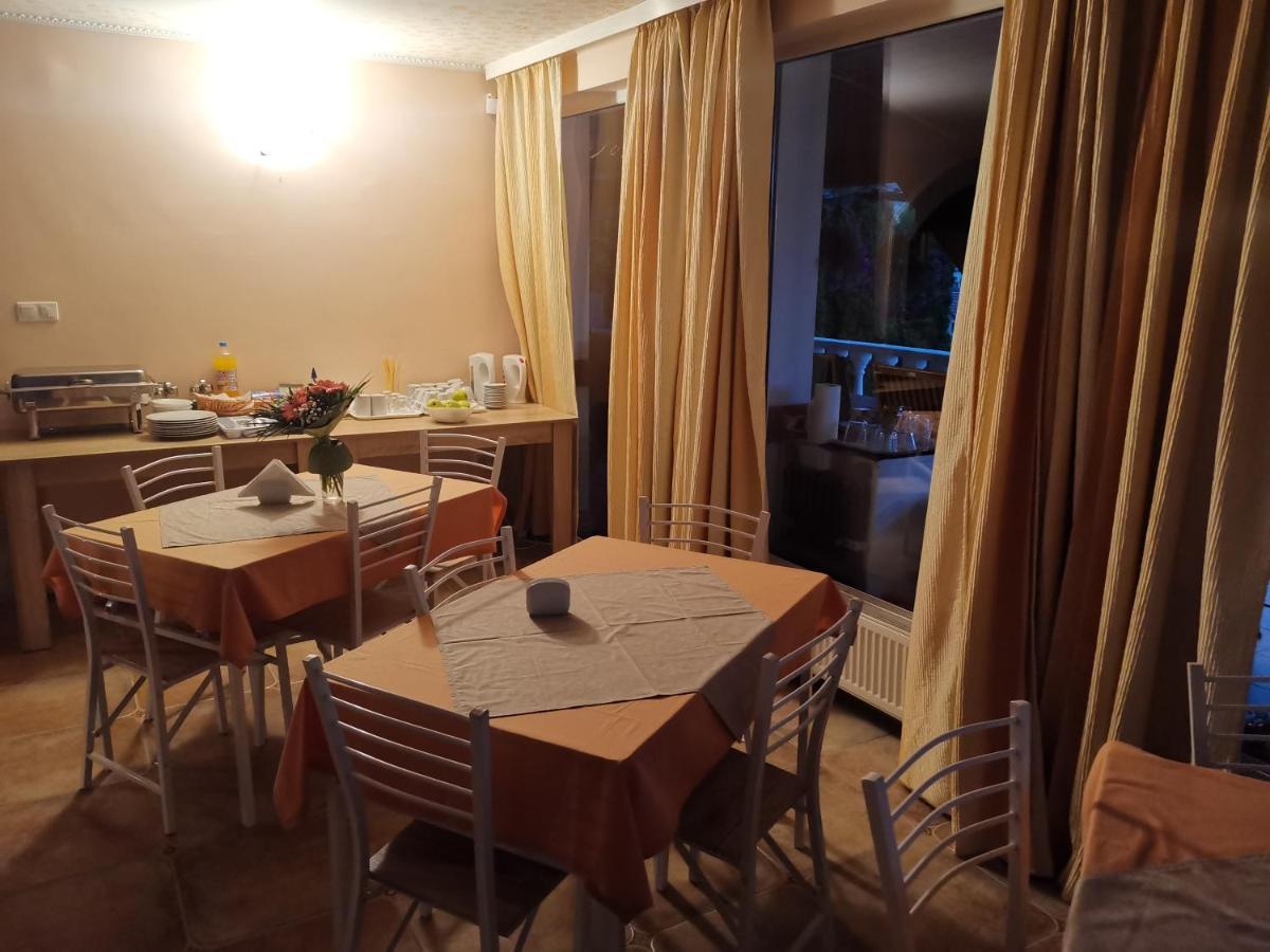 Stars Livezeni Hotel Ivanesti Екстериор снимка