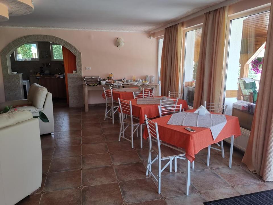 Stars Livezeni Hotel Ivanesti Екстериор снимка